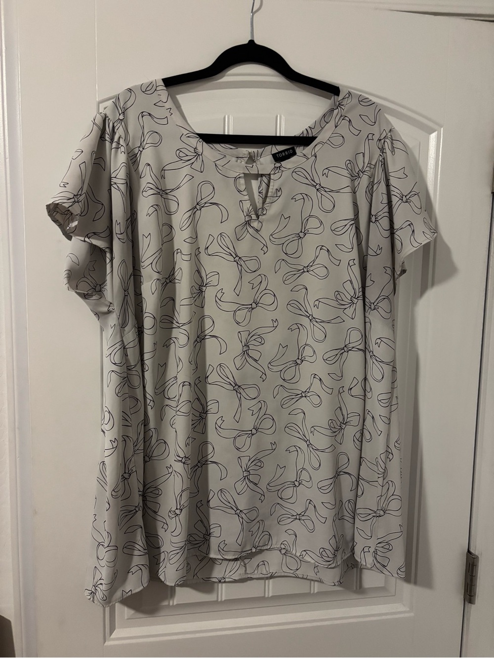 torrid White Short-Sleeve Bow-Print Blouse